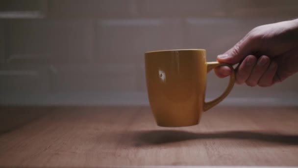 Una taza de café en una mesa. El hombre toma la taza de café
 - Imágenes, Vídeo