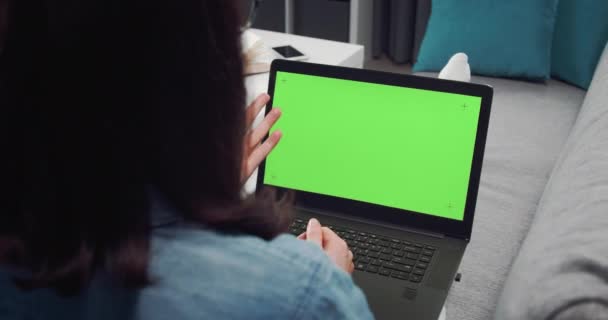 Žena má video chat na notebooku s obrazovkou chroma klávesy - Záběry, video