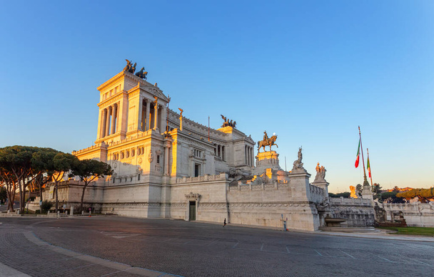 Monument of Victor Emmanuel on Venice Square in Rome . Italy - Foto, Imagen
