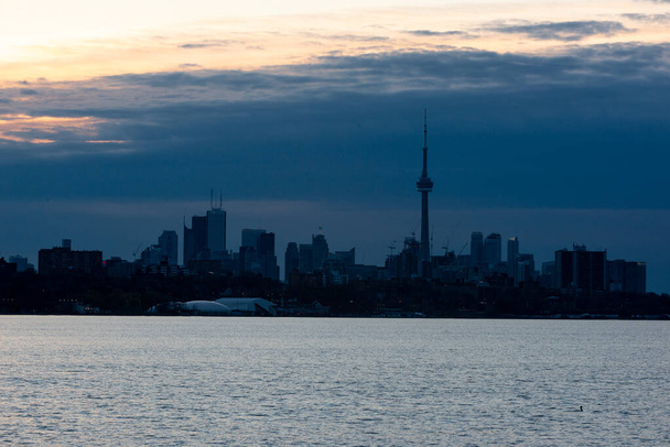 Napkelte felett Toronto belvárosában közel Lake Ontario, Kanada - Fotó, kép