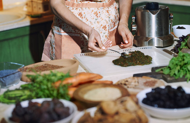 Asuminen kotona nainen valmistaa ja ruoanlaitto kasvisruokaa
 - Valokuva, kuva