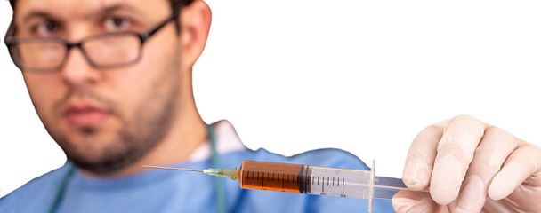 Lekarz stosuje szczepionkę strzykawkową przeciwko epidemii koronawirusów z Chin. Szczepionka do uodporniania i ochrony przed wirusem Covid-19 - Zdjęcie, obraz