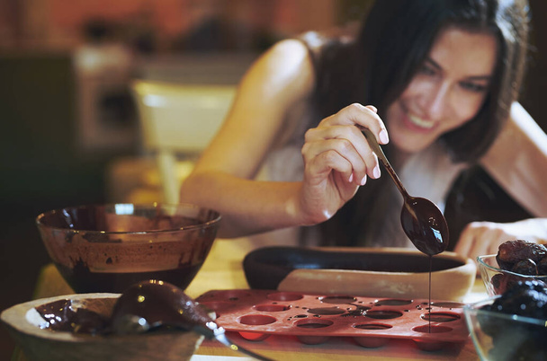 Pobyt doma žena připravuje ručně vyráběné vegetariánské čokoládové lanýže - Fotografie, Obrázek