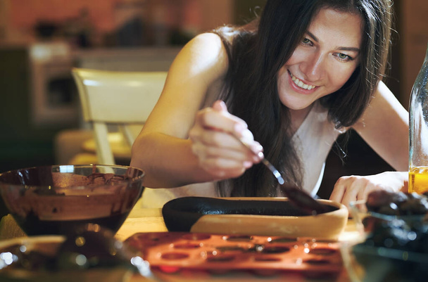 Оставаться дома, готовить вегетарианские шоколадные трюфели ручной работы
 - Фото, изображение