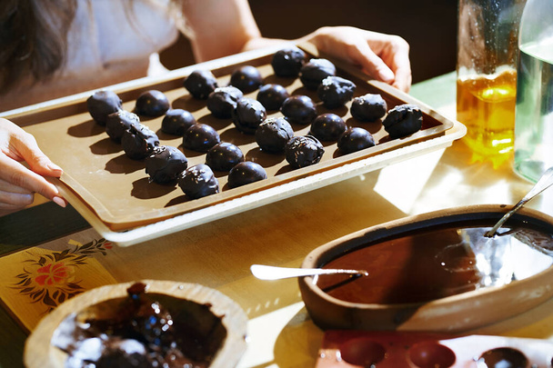 手作りベジタリアンチョコレートトリュフを準備する家庭の女性に滞在 - 写真・画像