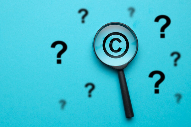 Kérdés és válasz koncepció a szerzői jog területén. Közelről.. - Fotó, kép