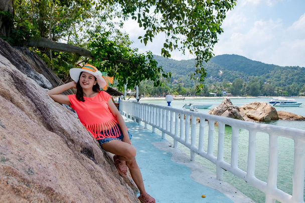 Piękna Azjatka na plaży. Tajska pani, na turkusowym morzu podczas wakacji na świeżym powietrzu na naturalnym oceanie na wyspie, Tajlandia. - Zdjęcie, obraz