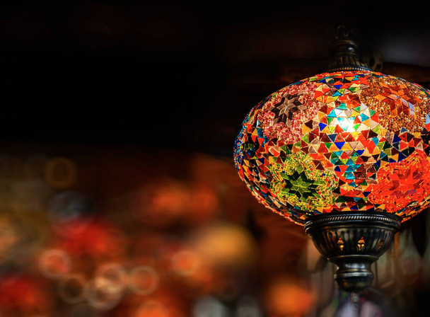 La vieja lámpara oriental está decorada con vidrio multicolor
. - Foto, imagen
