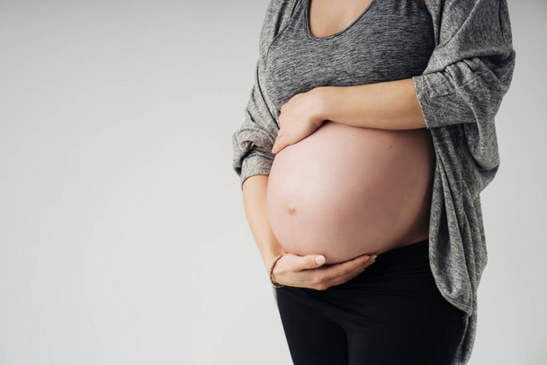 Rajattu kuva kaunis raskaana oleva nainen koskettaa hänen vatsansa - Valokuva, kuva