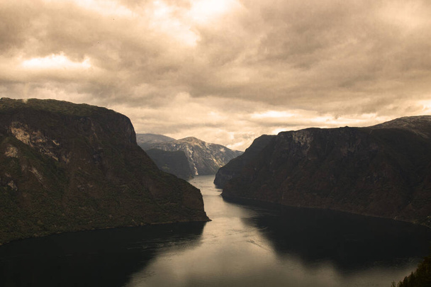 Aurlandfjord vista nublada con reflejo de agua desde el mirador Stegastein en Noruega
 - Foto, imagen