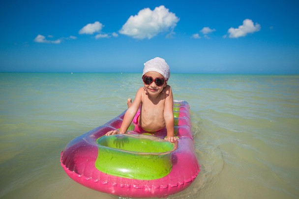 Pequena menina bonito em rosa air-bed no mar do Caribe
 - Foto, Imagem