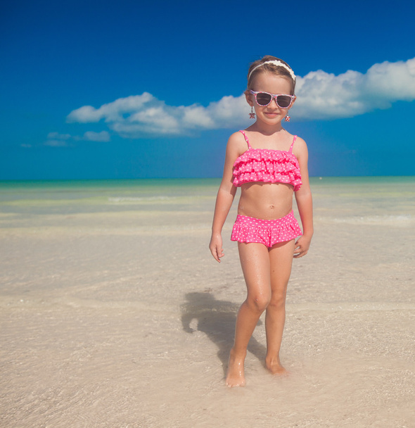 krásná holčička baví na exotické pláži - Fotografie, Obrázek