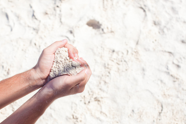 Close-up de coração de areia nas mãos do homem
 - Foto, Imagem