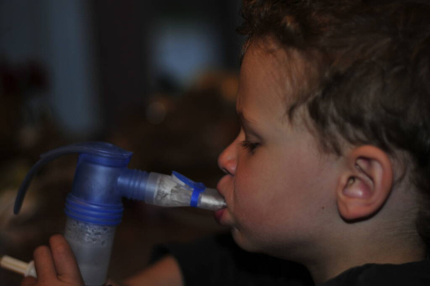 Bambino inala medicina tramite vapore
 - Foto, immagini