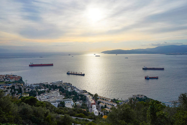 La vista desde Gibraltar Rock hasta Gibraltar Bay y la ciudad española de Algericas. enero 2020
 - Foto, imagen