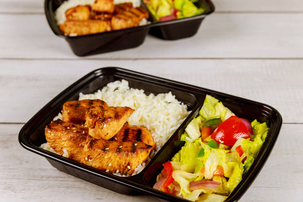Gezond voedsel leveren of lunch meenemen in plastic container. Sluiten.. - Foto, afbeelding