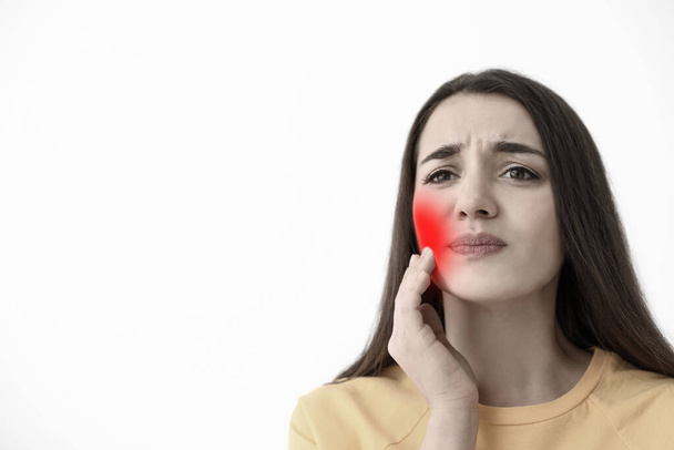 Mladá žena trpí zuby na bílém pozadí - Fotografie, Obrázek