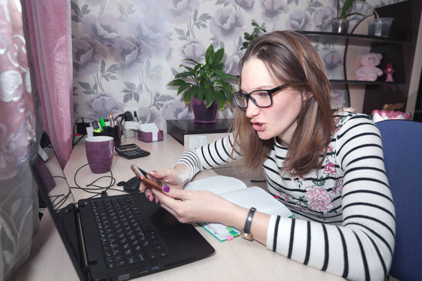 Müde Online-Arbeit und Kommunikation aus der Ferne. Junge Frau ist genervt und wütend - Foto, Bild