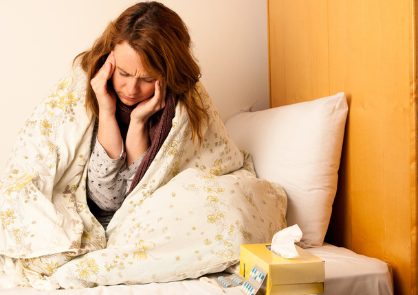 Femme malade avec mal de tête au lit
 - Photo, image