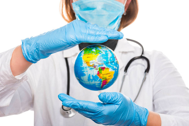 La doctora protege el planeta Tierra con sus propias manos. Concepto de salud mundial
. - Foto, imagen