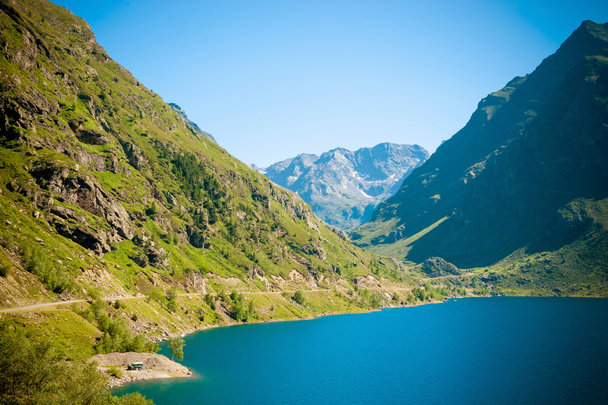 панорамний вид на гори і озеро в Піренеях - Фото, зображення
