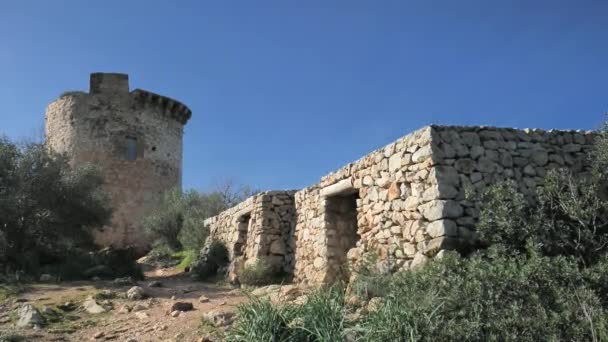Tower on the populat west affshore trail to Mirador de Cap Andritxol, Andratx, Baleárské ostrovy, Španělsko - Záběry, video