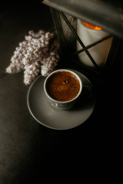 Μαύρος καφές απομονωμένος σε μαύρο φόντο με λεπτομέρειες - Φωτογραφία, εικόνα