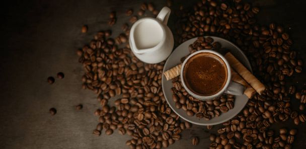 Schwarzer Kaffee isoliert auf schwarzem Hintergrund mit Details - Foto, Bild