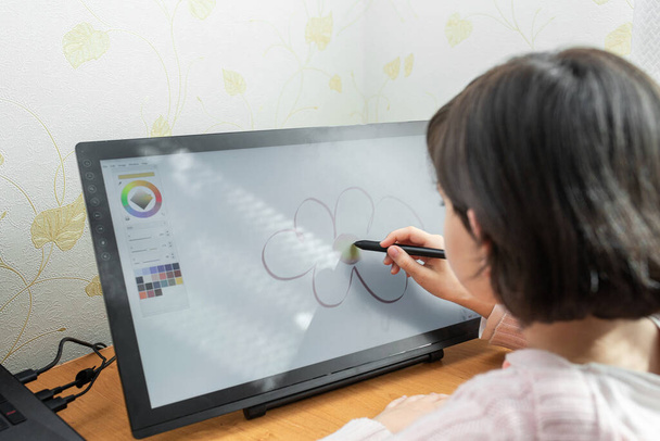 Девушка рисует на графическом планшете
. - Фото, изображение