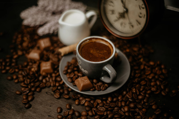 Fekete kávé elszigetelt fekete háttér részletekkel - Fotó, kép