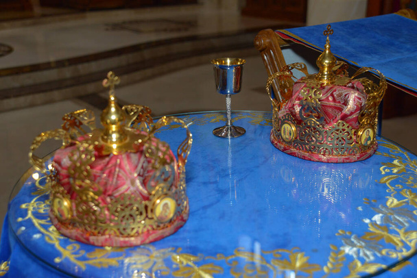 Deux couronnes et un verre de vin pour un mariage orthodoxe
 - Photo, image