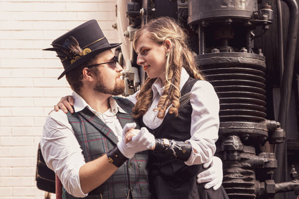 Schöne Mädchen mit einem Kerl, verliebtes Paar, in Steampunk-Klamotten aus nächster Nähe - Foto, Bild