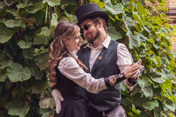 Schöne Mädchen mit einem Kerl, verliebtes Paar, in Steampunk-Klamotten aus nächster Nähe - Foto, Bild