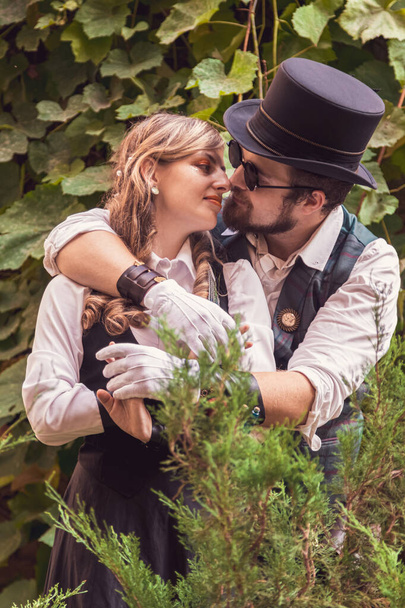Bella ragazza con un ragazzo, coppia innamorata, in abiti steampunk da vicino
 - Foto, immagini