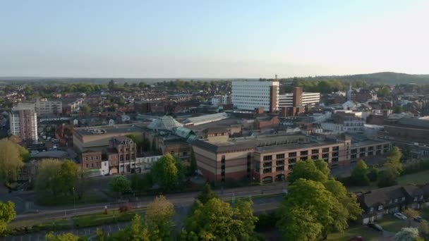 Luftaufnahmen zeigen eine grüne englische Stadt bei Sonnenuntergang. Corona Summer Lockdown 2020 - Filmmaterial, Video