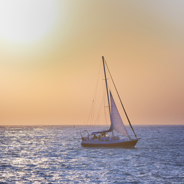 Barca a vela contro il tramonto del mare
 - Foto, immagini
