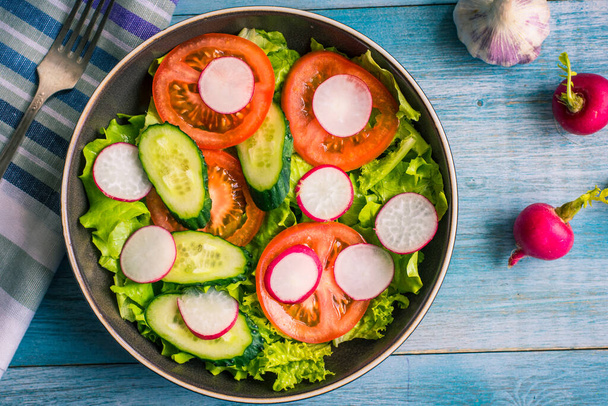 Salatalı, domatesli, salatalı, salatalıklı ve turplu vejetaryen salatası. - Fotoğraf, Görsel