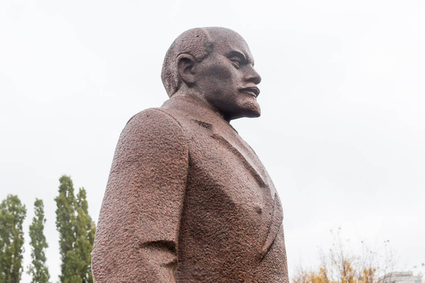 Rosja, Moskwa, 29 października 2017 - pomnik Władimira Lenina, założyciela Związku Radzieckiego - Zdjęcie, obraz