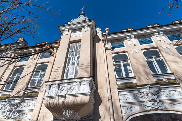 Saratov, Russia, March 18, 2019: The facade of a historic building in Saratov - Russian provincial architecture - Foto, Bild
