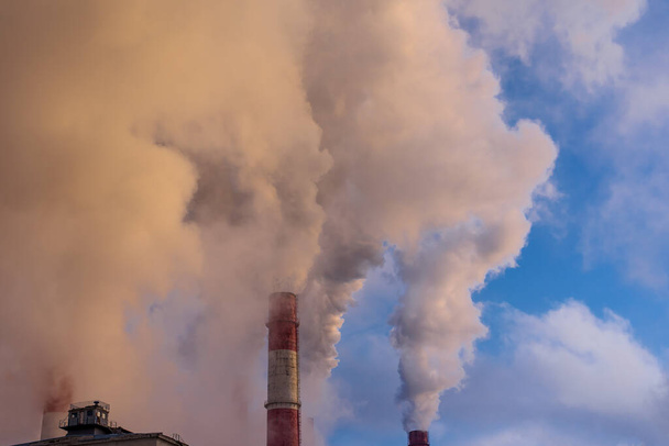 Humo industrial de las chimeneas en el cielo azul
 - Foto, imagen