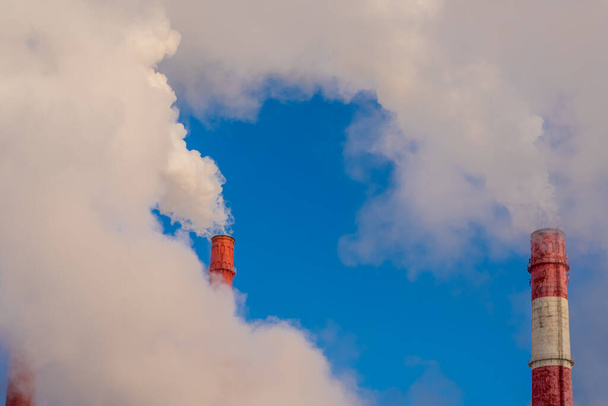humo industrial de la chimenea en el cielo azul - problemas de ecología, calentamiento global
 - Foto, imagen