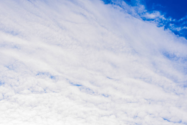 Beautiful summer blue sky and light white cirrus clouds - Foto, Imagem