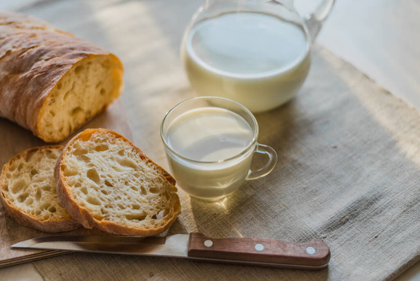 Light breakfast - a glass of milk and homemade bread - Foto, immagini