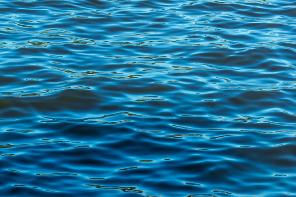Textura turva da água do mar com ondas pequenas
 - Foto, Imagem