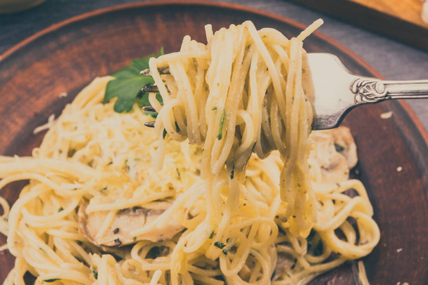 Haarukka spagetti lautasella pastan kanssa
 - Valokuva, kuva