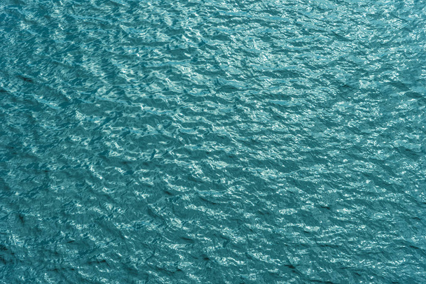 Güzel deniz arka planı - küçük dalgalı mavi su yüzeyi, üst manzara - Fotoğraf, Görsel