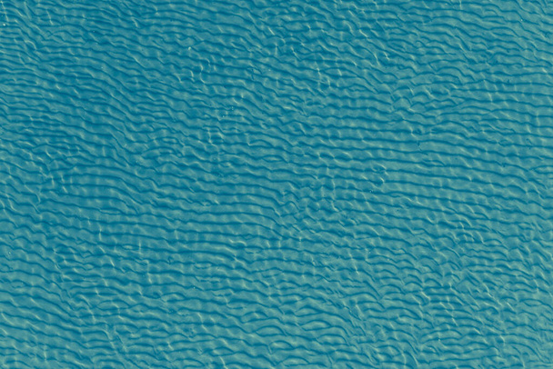 Krásné mořské pozadí - písčité dno s vlnami v čisté mořské vodě, horní pohled - Fotografie, Obrázek