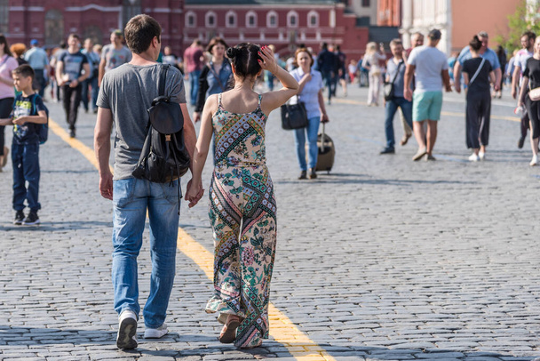 Rusya, Moskova 13 Mayıs 2018 Sokakta yürüyen genç bir çift - Fotoğraf, Görsel