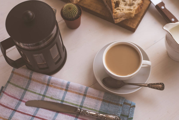 Быстрый завтрак, кофе с молоком и свежей выпечкой, французский пресс - вид сверху
 - Фото, изображение