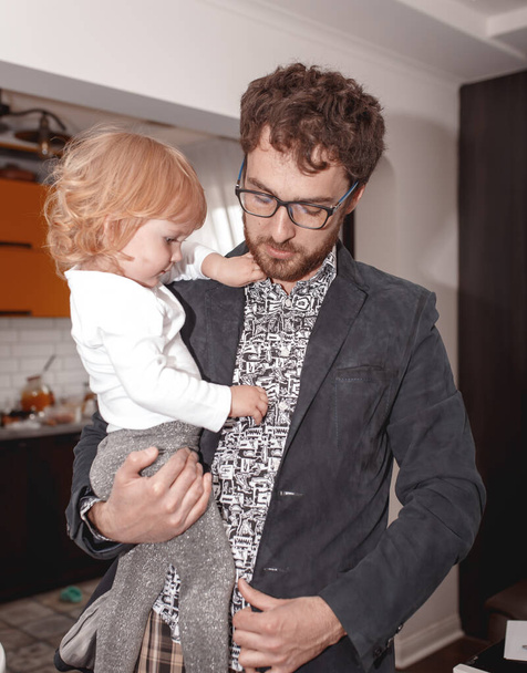 Handsome young businessman with a little daughter at home. - Fotoğraf, Görsel
